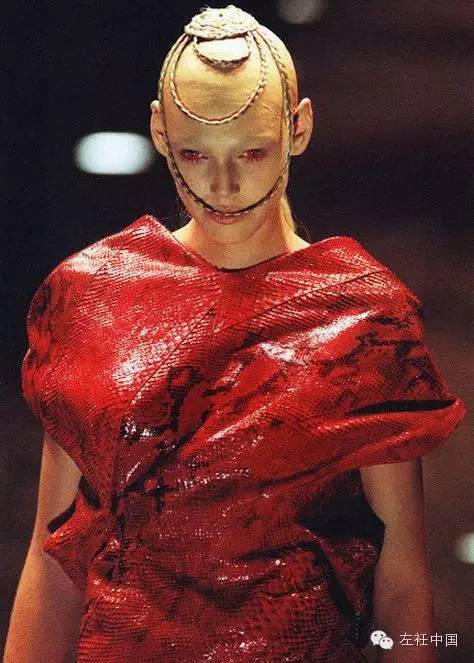 Alexander McQueen（亚历山大·麦昆）：“我热衷于在怪诞中寻找美。”_